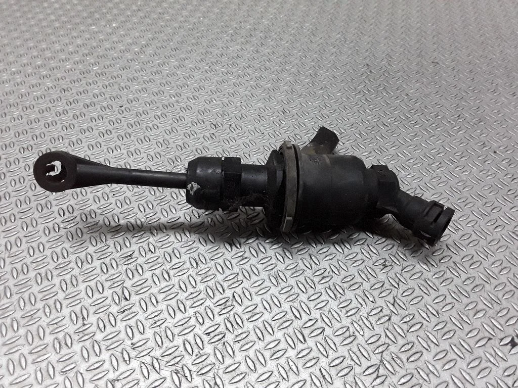 Clutch master cylinder – Nissan Micra (2003-2007)