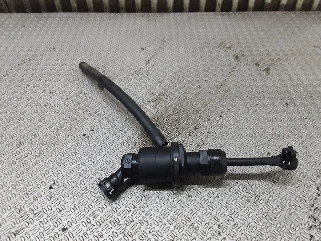 Clutch master cylinder – Nissan Micra (2011-2016)