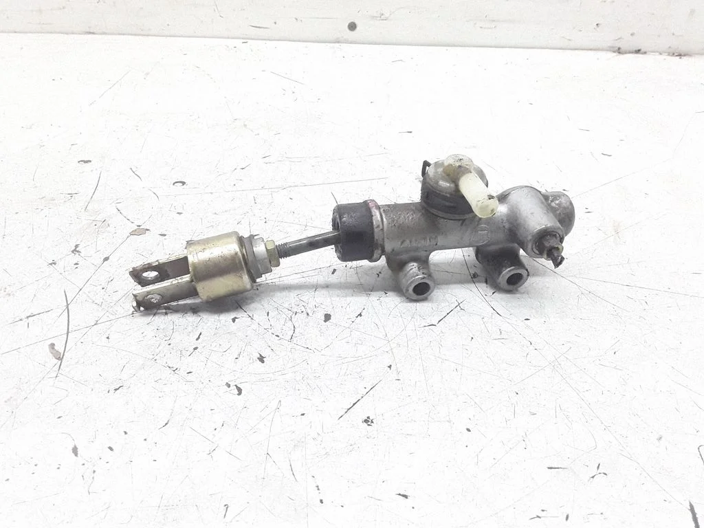 Clutch master cylinder – Toyota Avensis Verso (2001-2009)