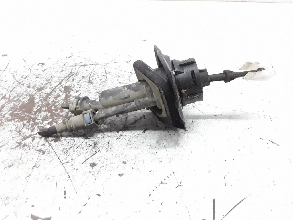 Clutch master cylinder – Mazda 3 I (2003-2006)