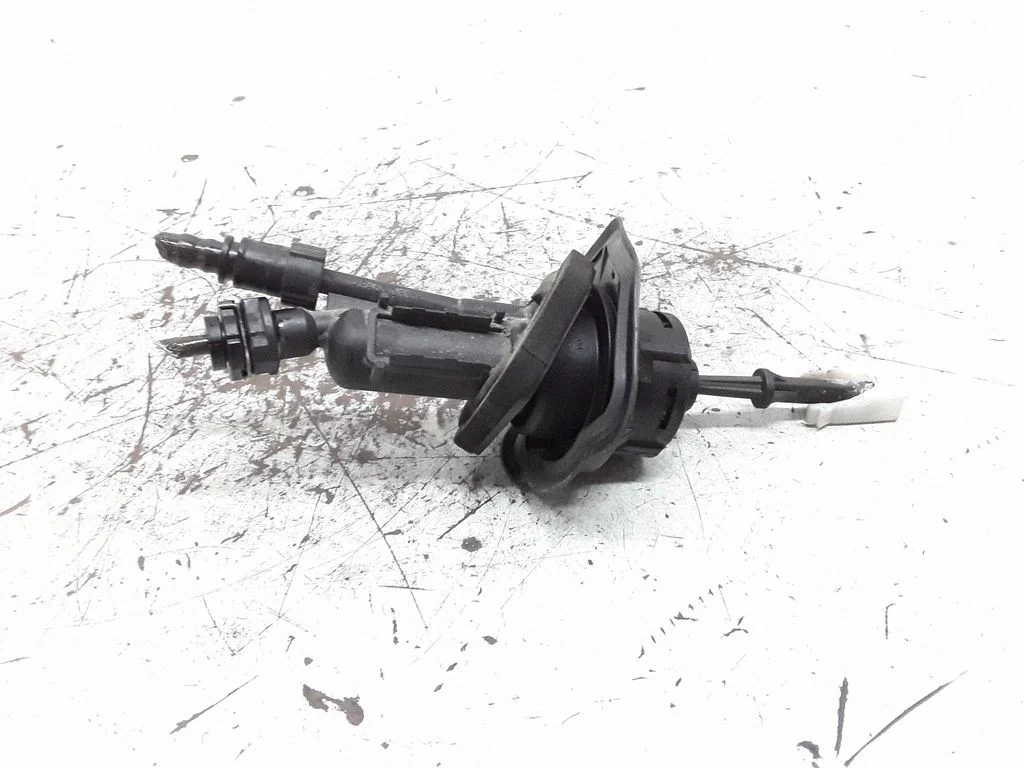 Clutch master cylinder – Mazda 3 I (2003-2006)