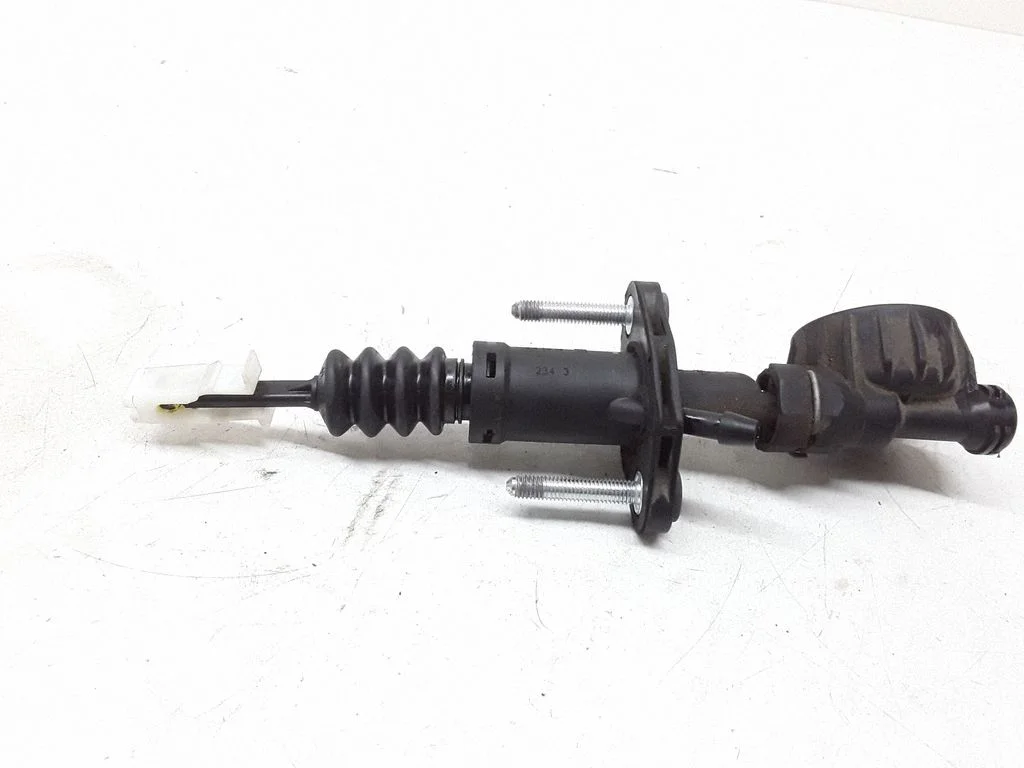 Clutch master cylinder – Opel Signum (2003-2008)