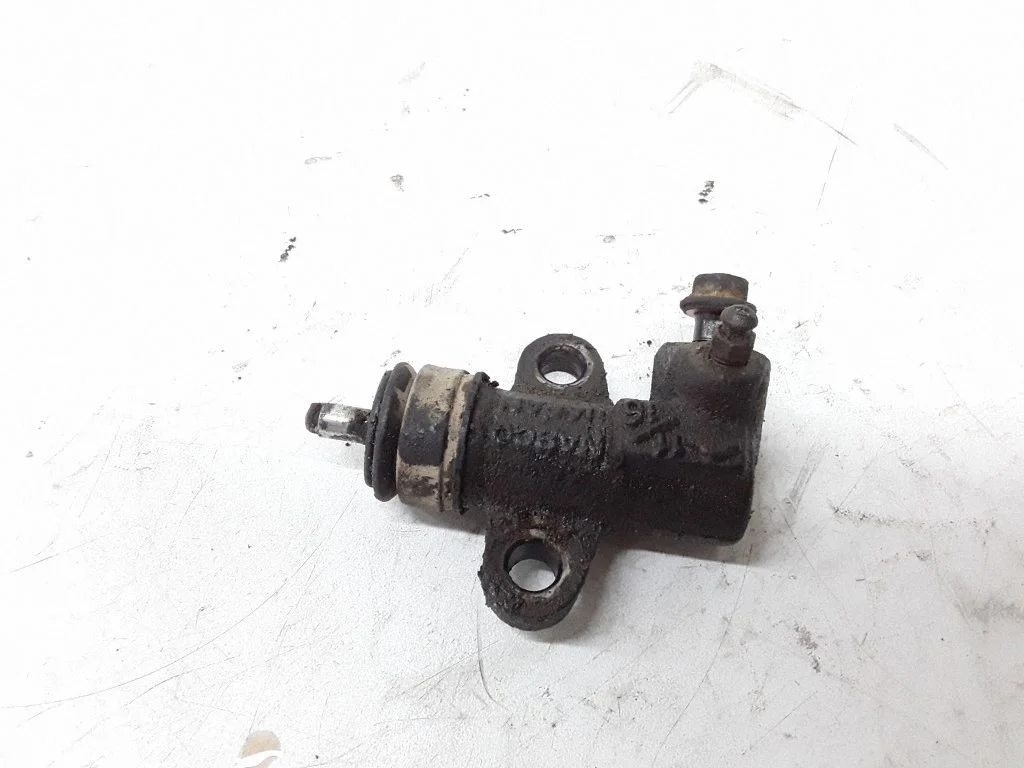 Clutch master cylinder – Ford Maverick (1993-1999)