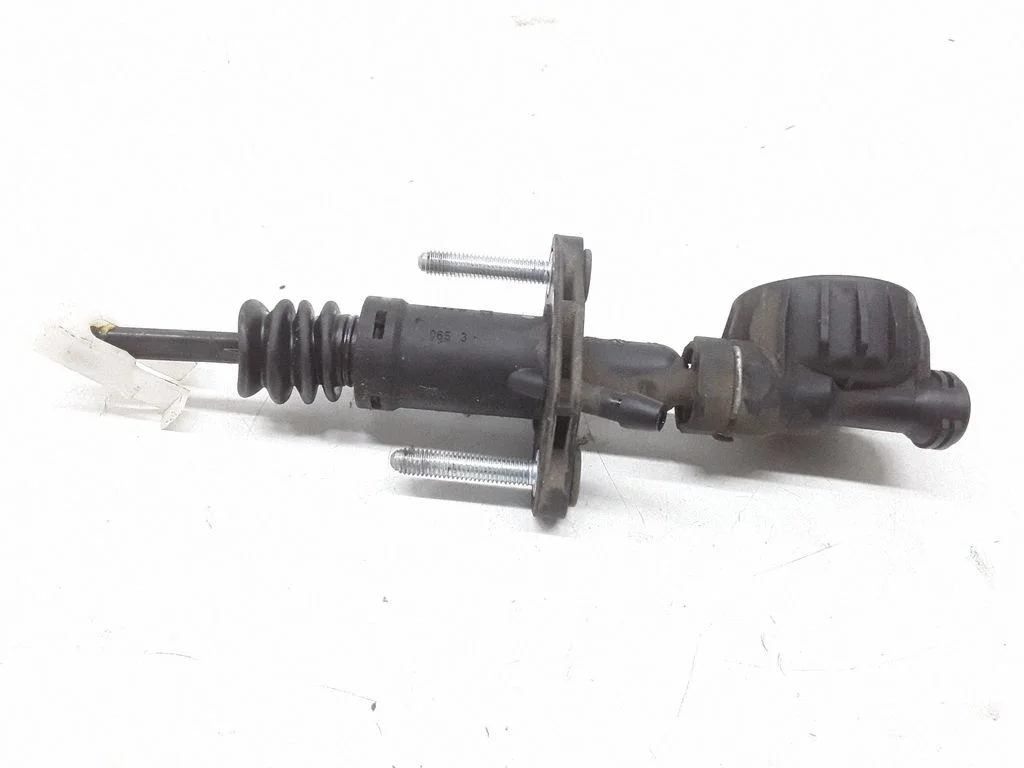 Clutch master cylinder – Opel Signum (2003-2008)