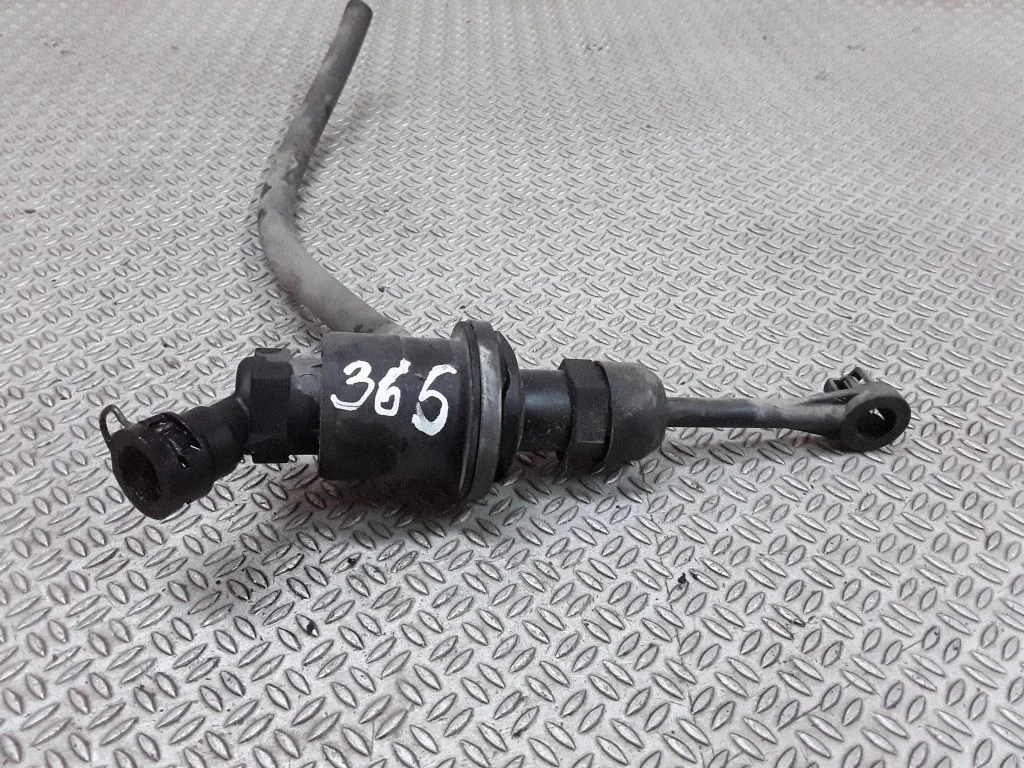 Clutch master cylinder – Nissan Micra (2003-2007)