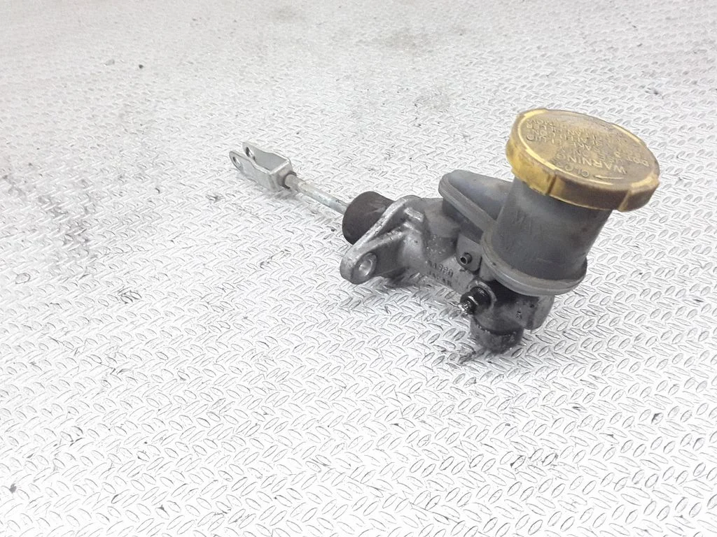 Clutch master cylinder – Subaru Forester SF (1998-2000)