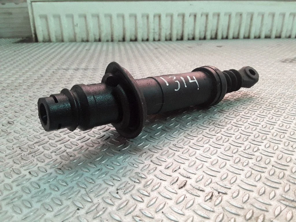 Clutch master cylinder – Mercedes-Benz Vito Viano W638 (1996-2003)