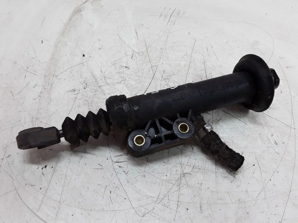 Clutch master cylinder – Mercedes-Benz Vito Viano W638 (1996-2003)