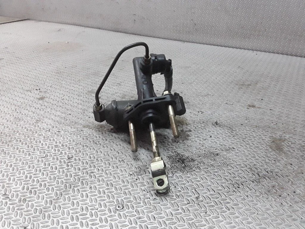 Clutch master cylinder – KIA Sorento (2002-2009)