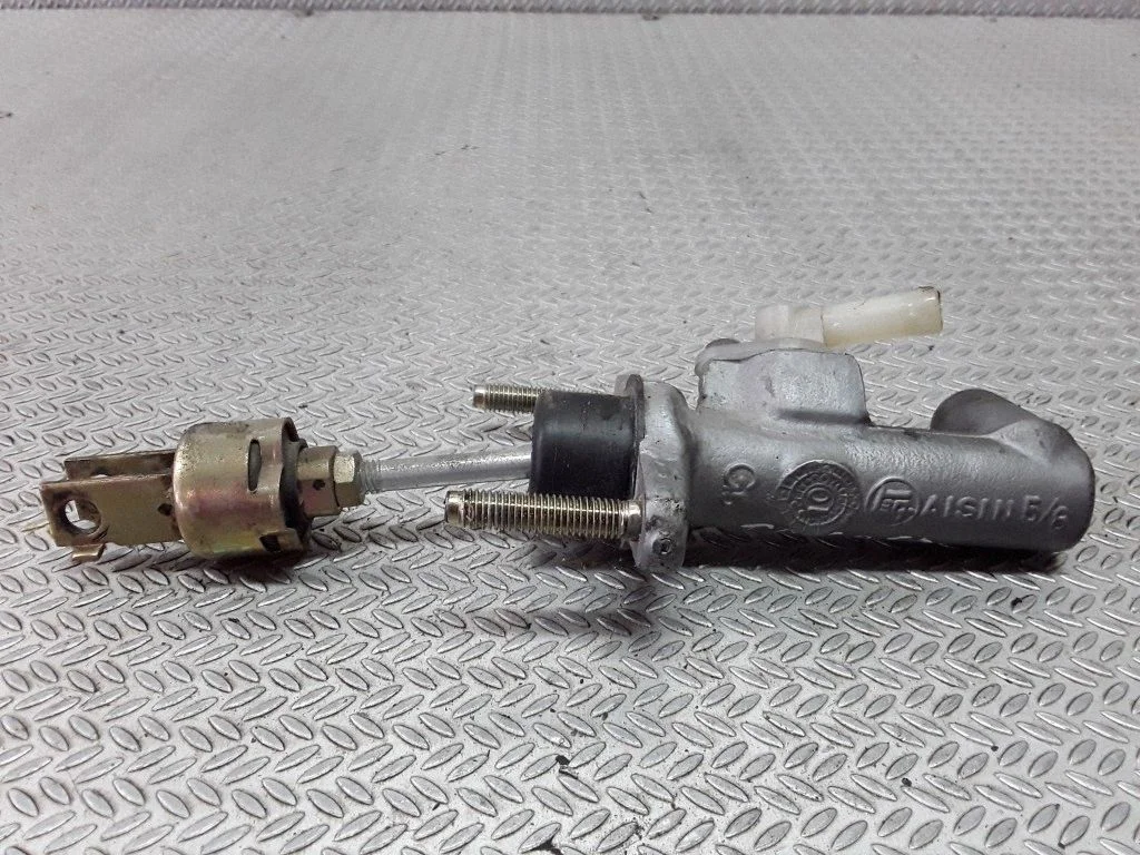 Clutch master cylinder – Toyota Celica T230 (1999-2006)