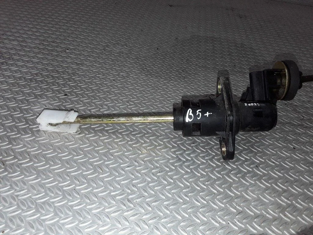 Clutch master cylinder – Volkswagen Passat B5.5 (2001-2005)