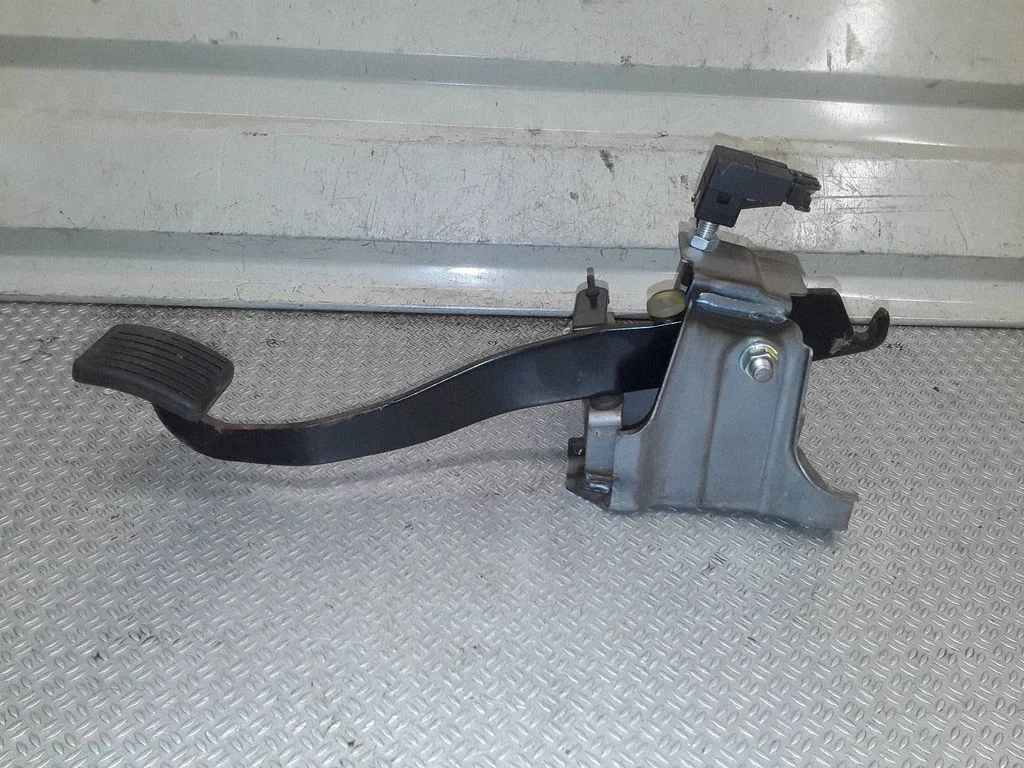 Clutch pedal – KIA Picanto (2012-2016)