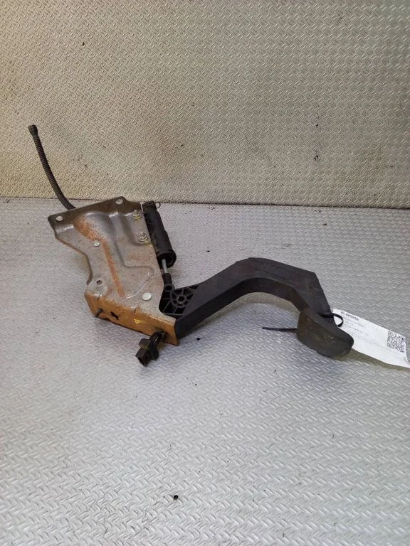 Clutch pedal – Volkswagen Crafter (2006-2016)