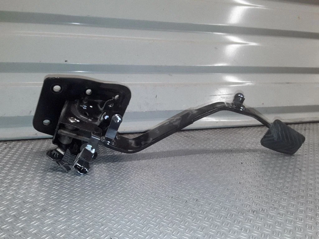 Clutch pedal – Mitsubishi Outlander (2007-2012)