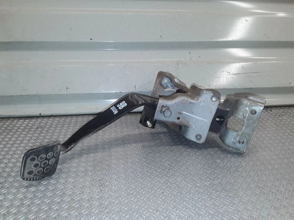 Clutch pedal – Nissan X-Trail T30 (2001-2007)