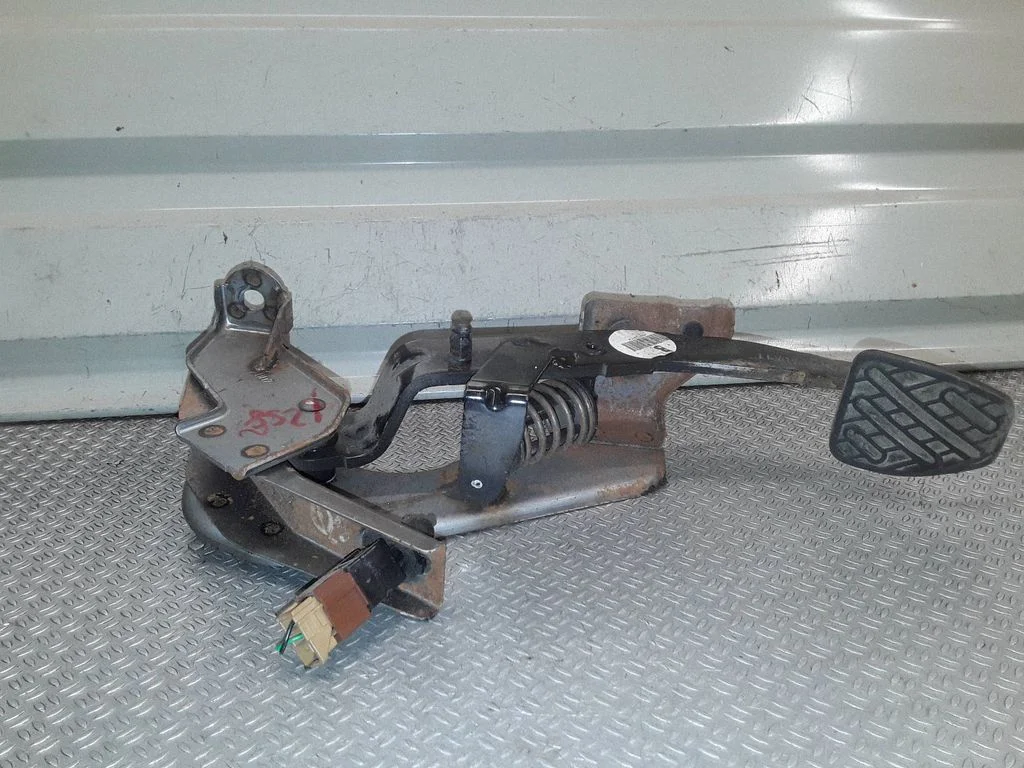 Clutch pedal – Nissan Qashqai (2006-2010)