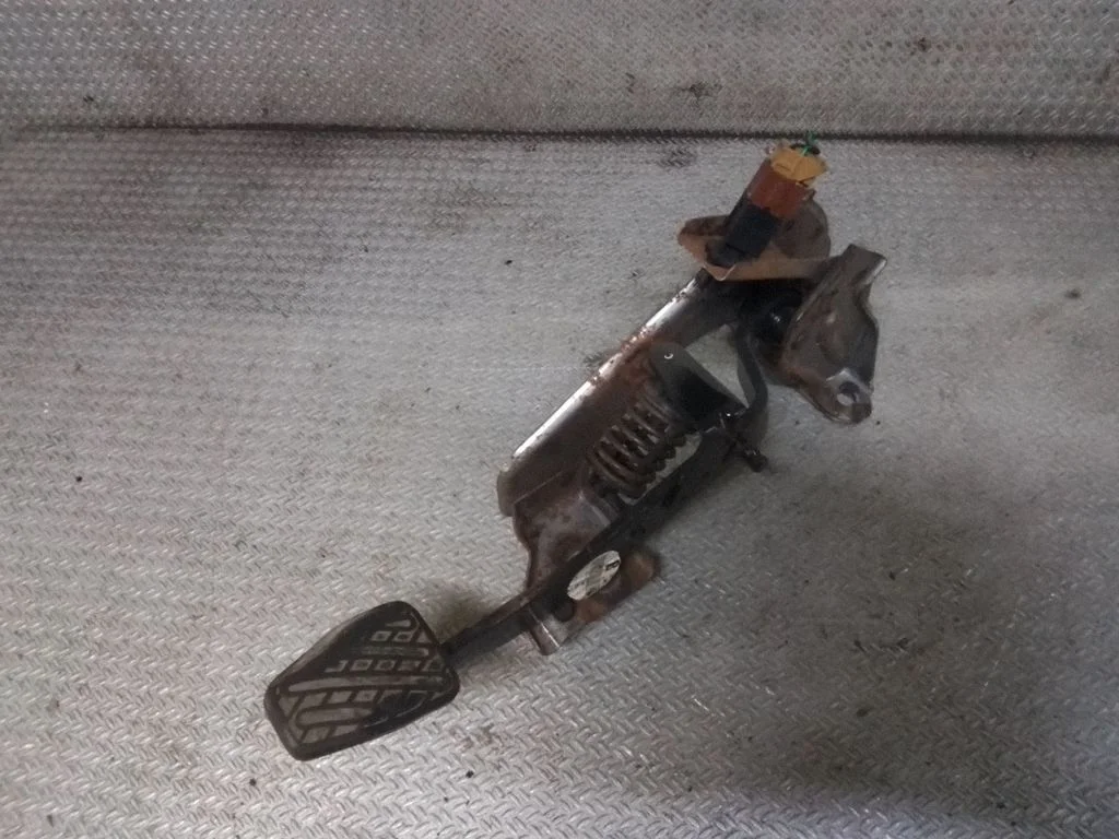 Clutch pedal – Nissan Qashqai+2 (2008-2010)