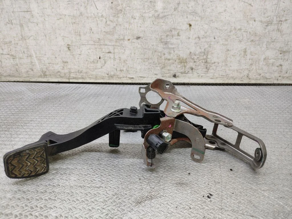 Clutch pedal – Toyota Yaris (2006-2011)