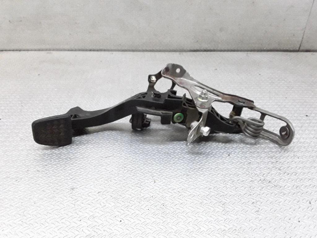Clutch pedal – Toyota Yaris (2006-2011)
