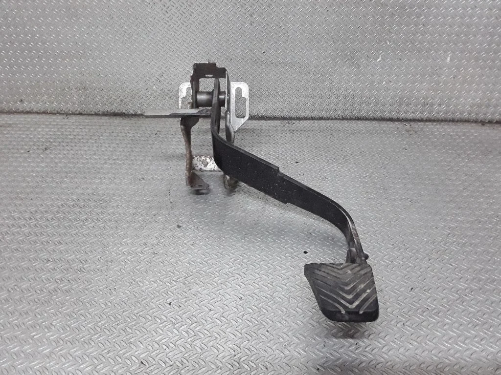 Clutch pedal – Mitsubishi Outlander (2001-2007)