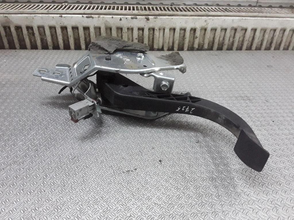 Clutch pedal – Opel Astra H (2004-2012)