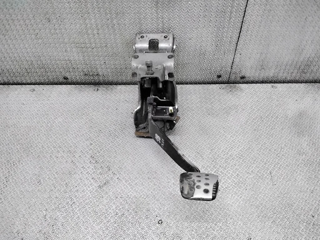 Clutch pedal – Nissan X-Trail T30 (2001-2007)