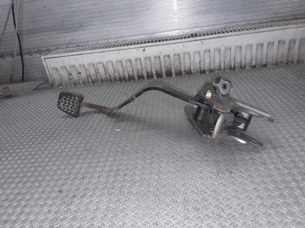 Siduripedaal – Toyota Avensis T250 (2003-2006)