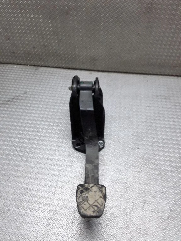 Clutch pedal – Volkswagen Jetta V (2005-2010)