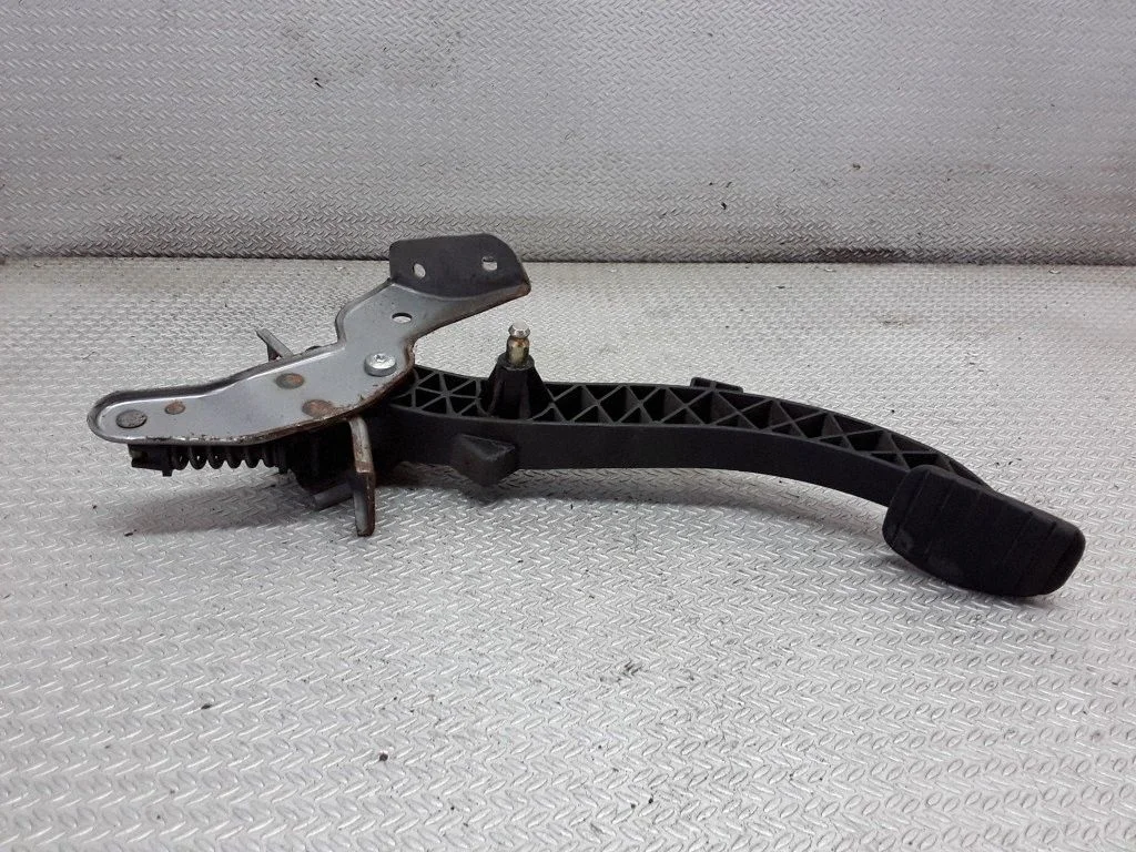 Clutch pedal – Renault Megane II (2002-2005)