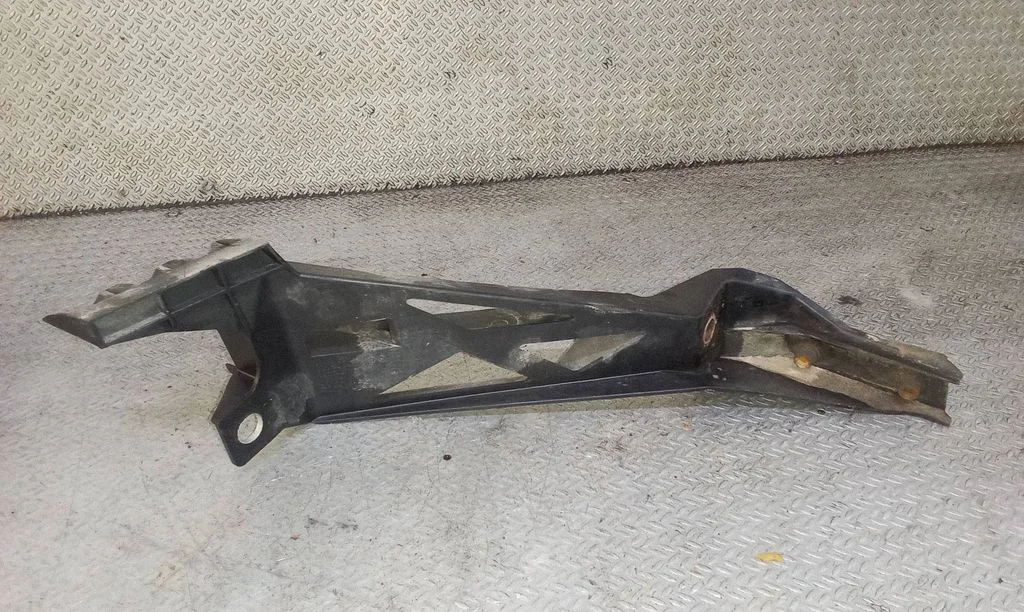 Front bumper mounting bracket – Chrysler Grand Voyager V (2007-2015)