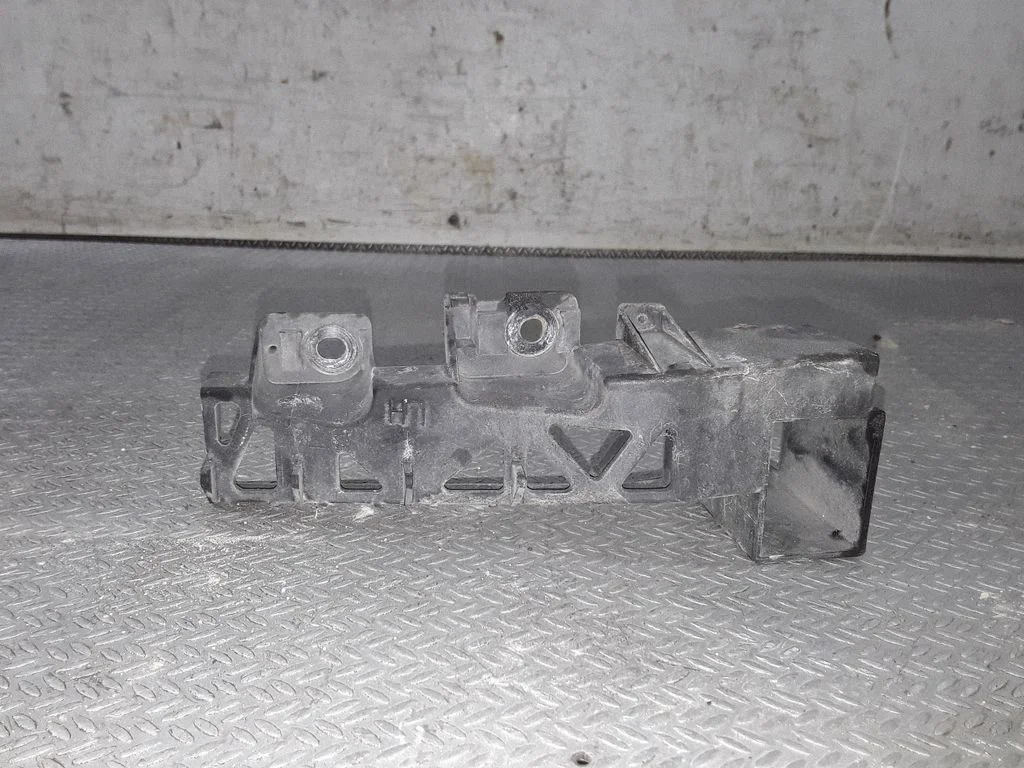 Priekšējā bampera turētājs – Mazda 5 (2005-2010)