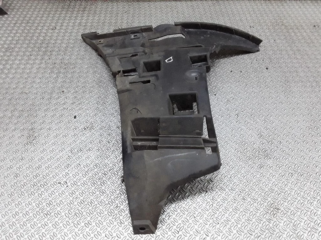 Front bumper mounting bracket 09190304