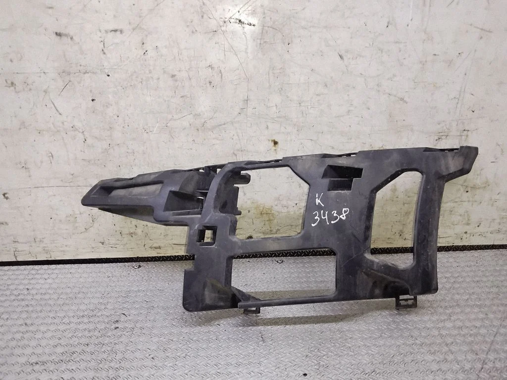 Priekšējā bampera turētājs 7S7117E857A