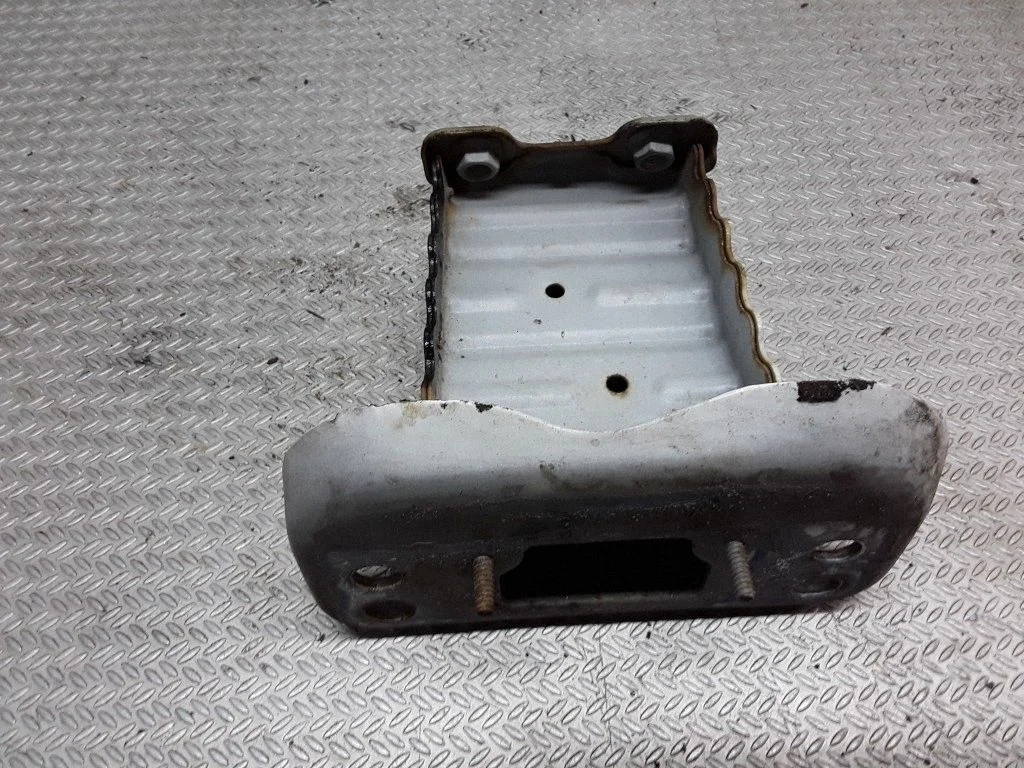 Front bumper mounting bracket – Toyota Yaris (2006-2011)