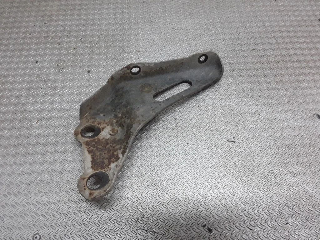 Front bumper mounting bracket – Toyota Hilux (N80, N90, N100, N110) (1988-1997)