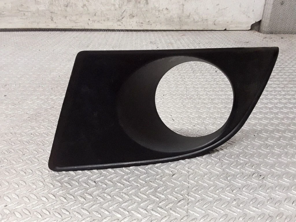 Kratka / ramka halogenu – Ford Galaxy (2000-2006)
