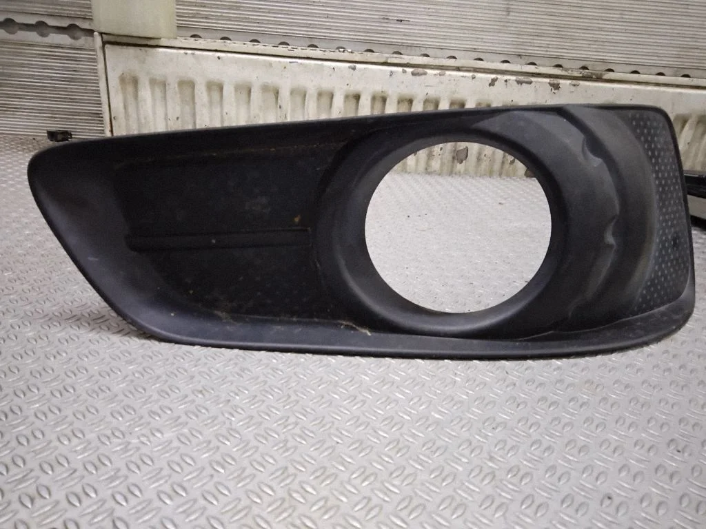 Front fog light trim/grill – Toyota Corolla Verso AR10 (2004-2009)