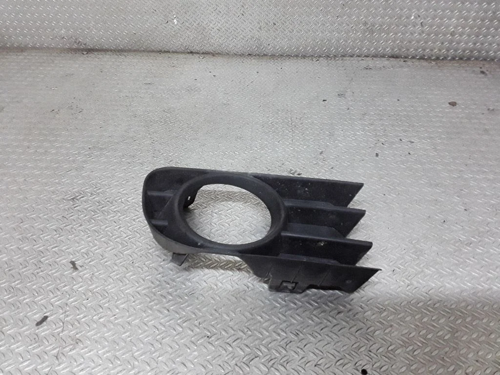 Front fog light trim/grill – Renault Megane II (2002-2005)