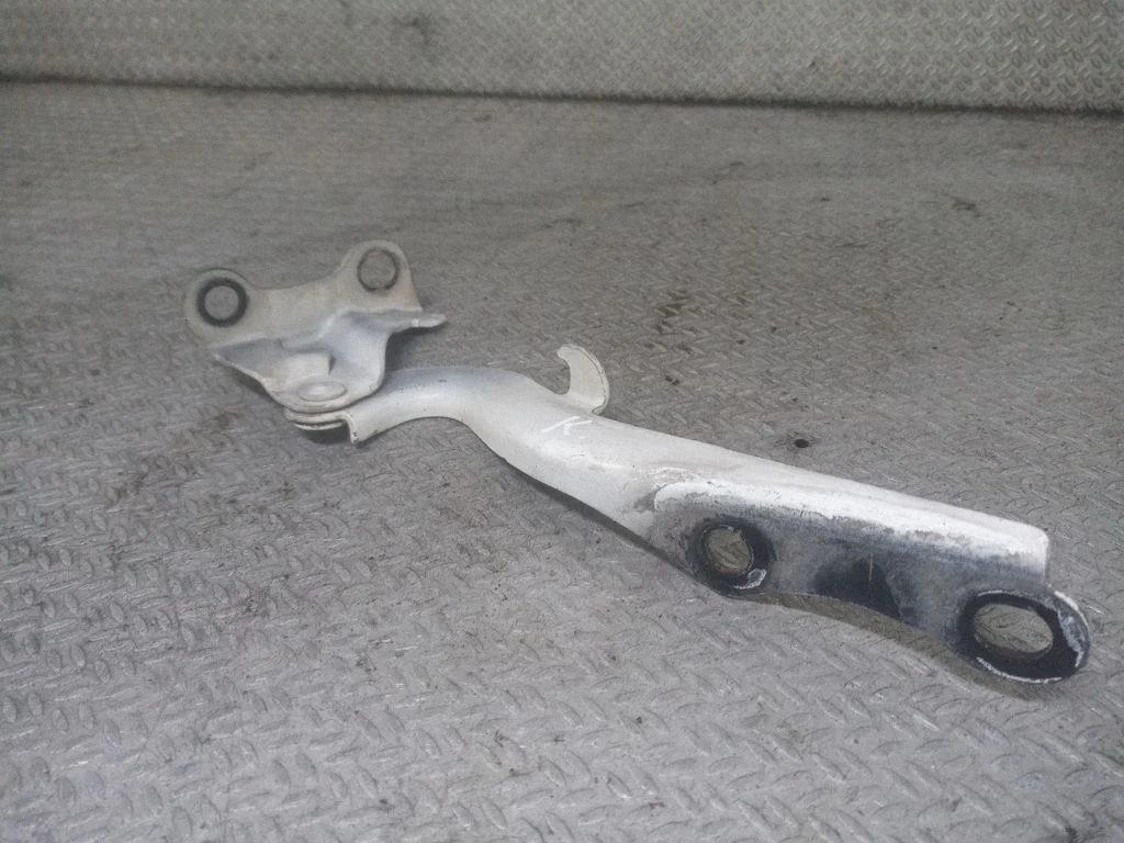 Engine bonnet/hood hinges – Toyota Prius (XW20) (2003-2009)
