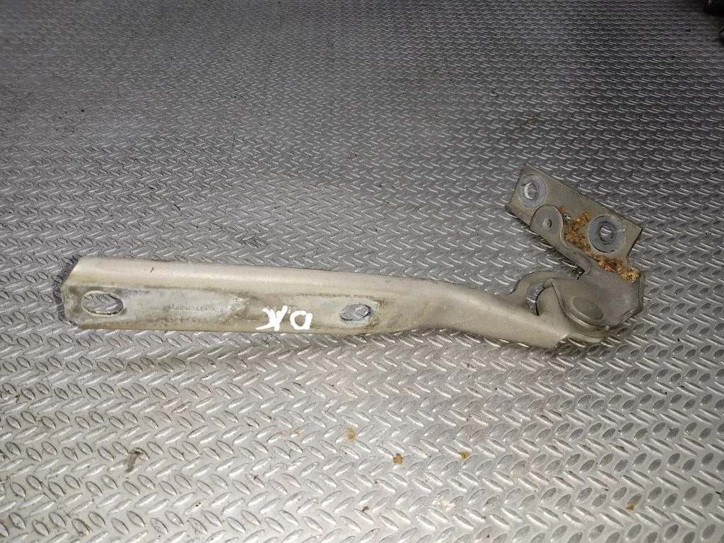 Engine bonnet/hood hinges 3B0823302A