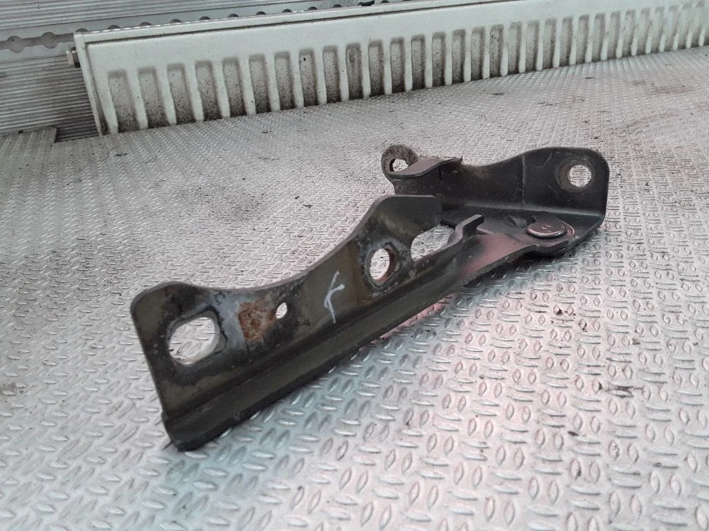 Engine bonnet/hood hinges – Hyundai H-1, Starex, Satellite (1997-2008)