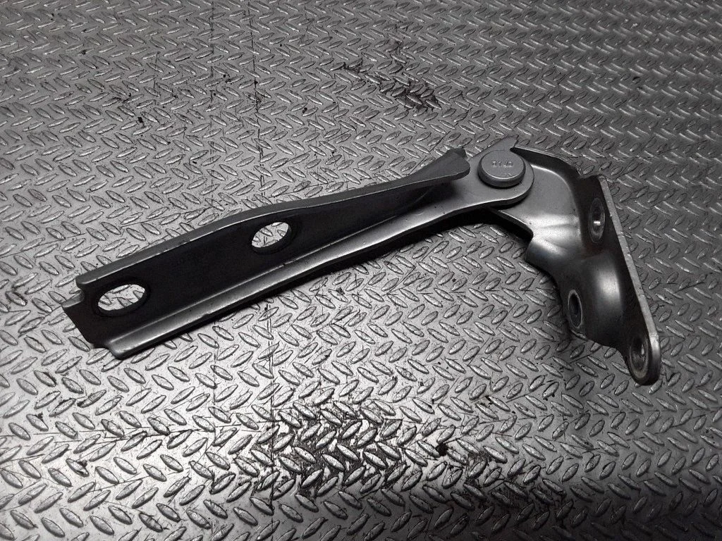 Engine bonnet/hood hinges 8L0823302B