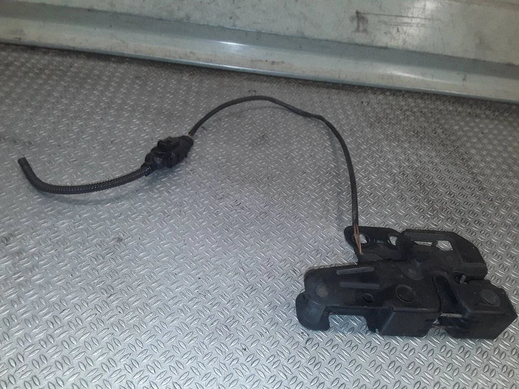 Motora pārsega slēdzene