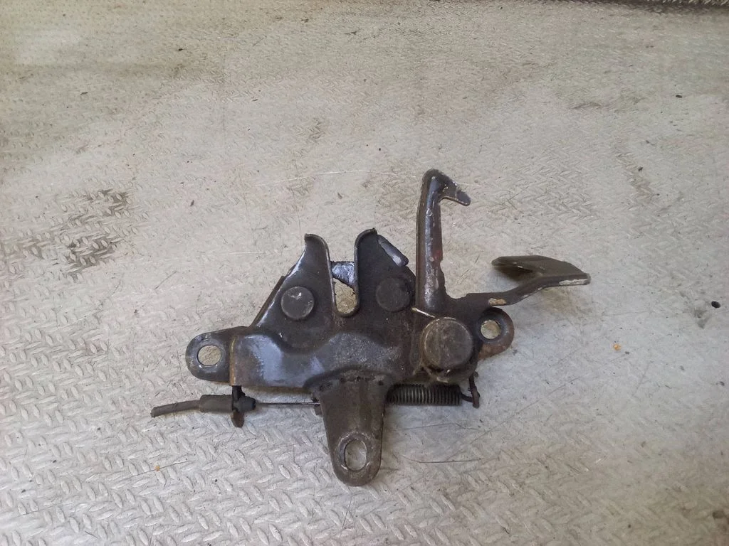 Engine bonnet/hood lock/catch – Toyota Celica T230 (1999-2006)