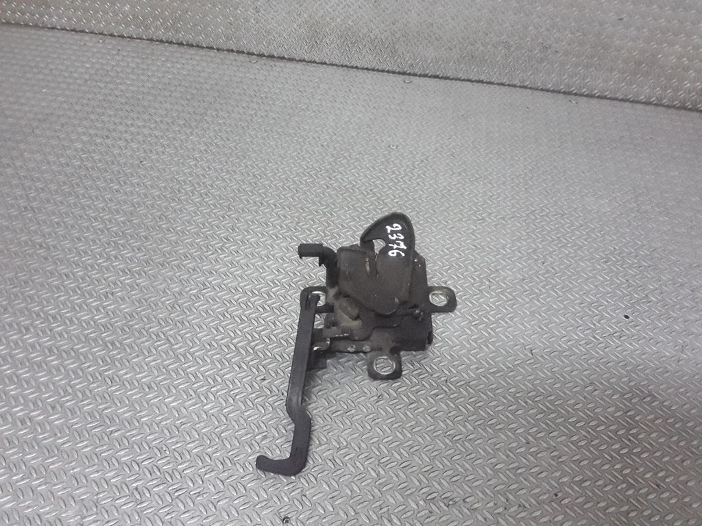 Motora pārsega slēdzene