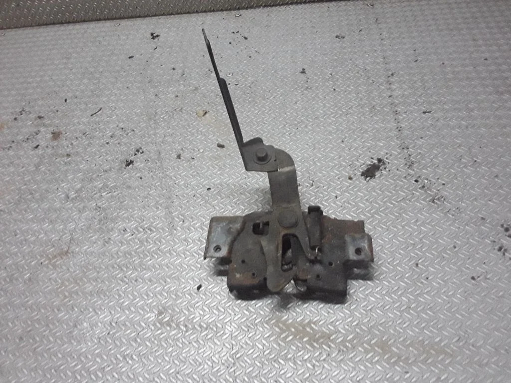 Engine bonnet/hood lock/catch – Mazda 3 I (2003-2006)