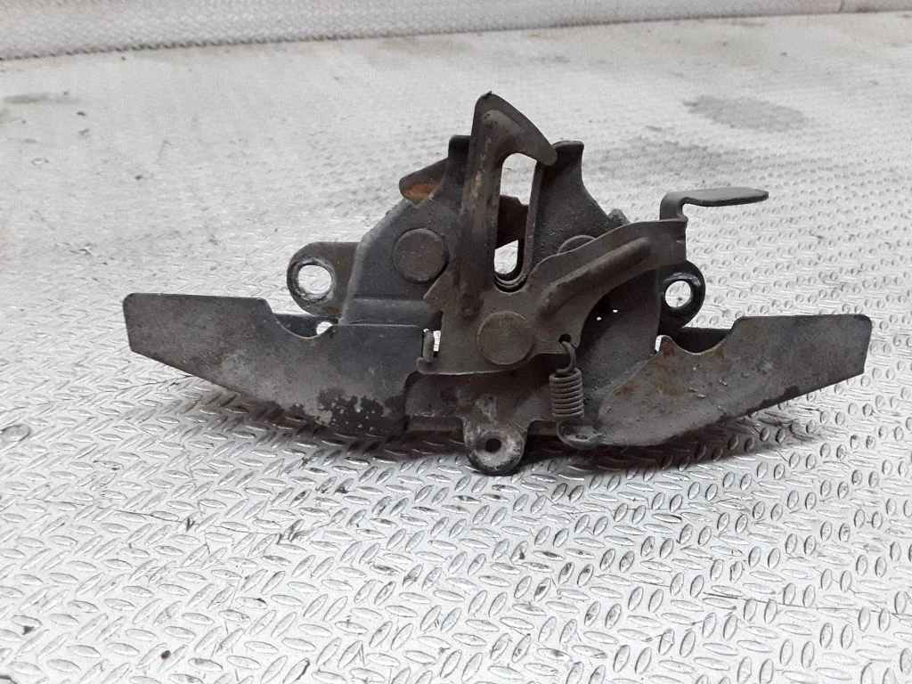 Engine bonnet/hood lock/catch – Toyota Matrix (E130) (2001-2008)