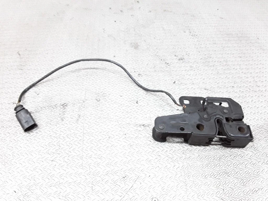 Engine bonnet/hood lock/catch