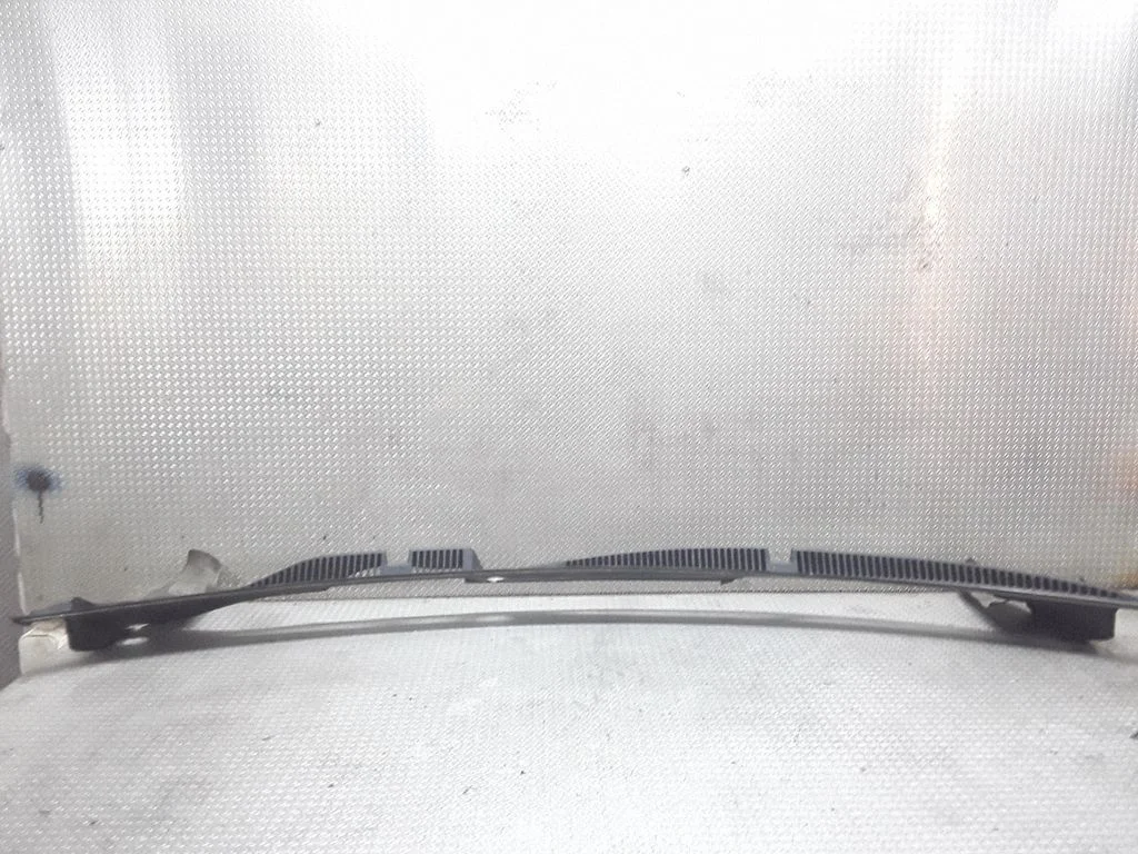 Wiper trim – Volkswagen Phaeton (2002-2016)