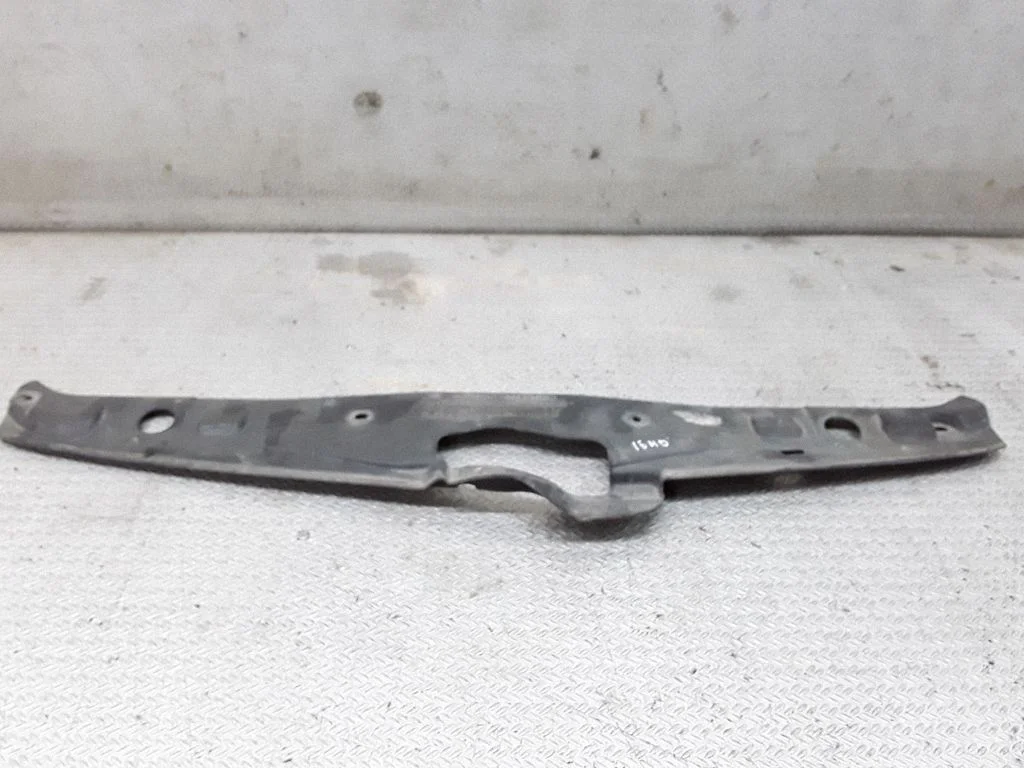Mootorikapoti luku iluliist – Toyota Corolla Verso E121 (2001-2004)